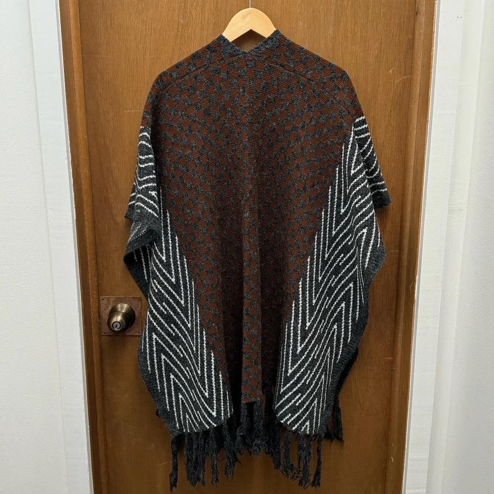 🍁 Women’s Urban Outfitters Black and Brown Sweater Shrug Poncho with Tassels 🍁 - Picture 2 of 5